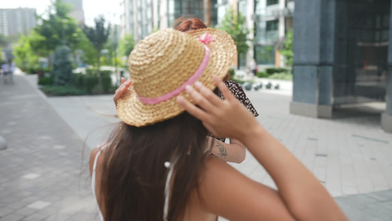 dos mujeres disfrutando del tiempo al aire libre