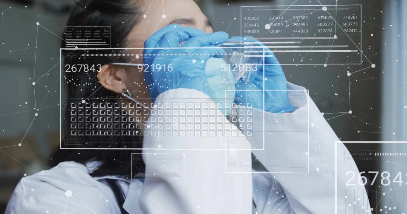 Professionista medico che osserva un overlay di dati digitali e solleva gli occhiali protettivi per sicurezza.