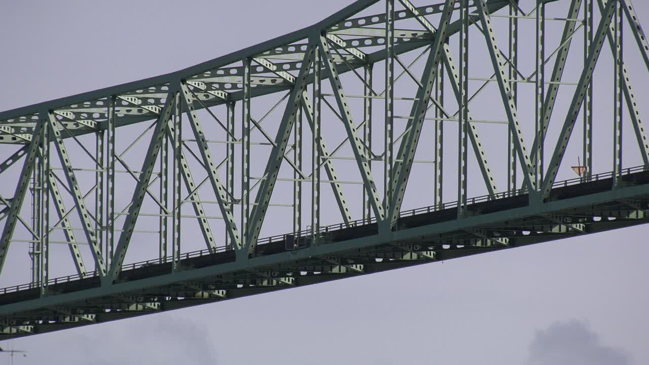 자동차 가 지나가는 현수 다리