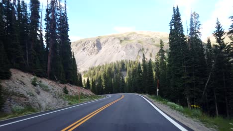 Imágenes-Pov-De-Conducción-En-Las-Montañas-Rocosas-De-Colorado