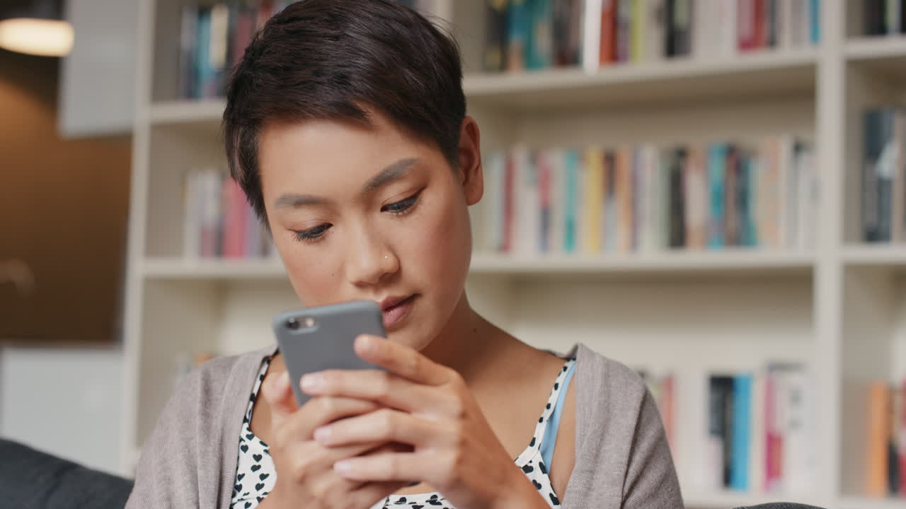 hermosa mujer asiática en casa usando internet en un teléfono inteligente enviando mensajes