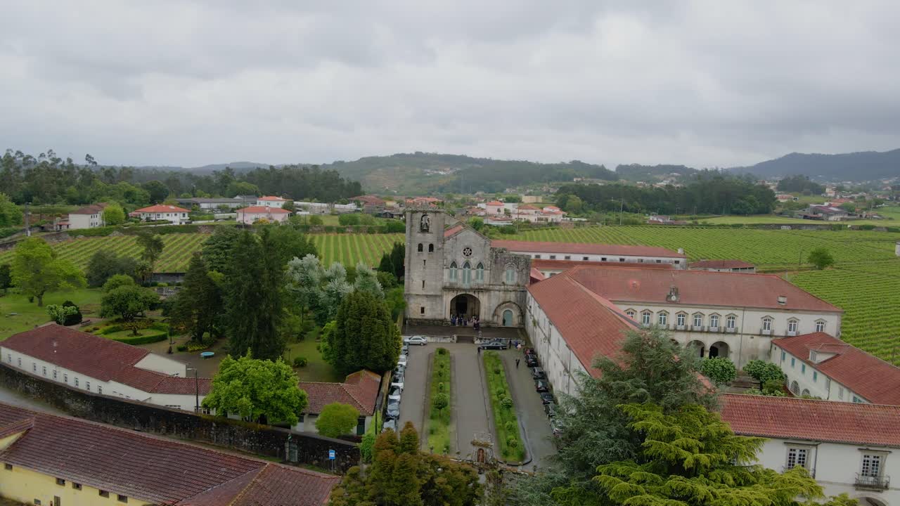 포르투갈 바르셀로스 (barcelos) 의 경치 좋은 포도 가운데 있는 산 살바도르 드 빌라르 드 프라데스 수도원 (convent of são salvador de vilar de frades)