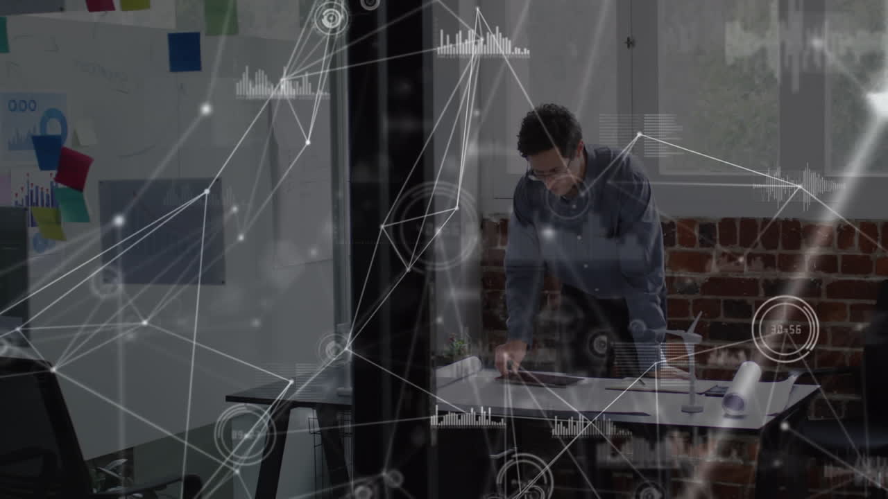 animación de las conexiones con el procesamiento de datos sobre el empresario caucásico que trabaja en la oficina