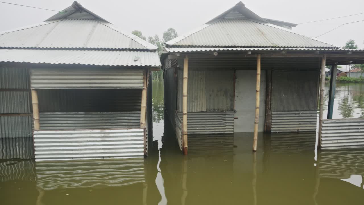 Översvämmade hus i Gaibandha-distriktet i norra Bangladesh