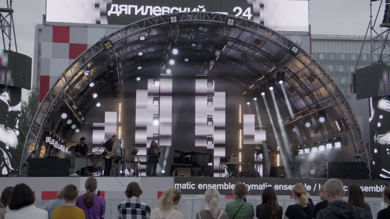 concierto al aire libre por el conjunto kymatic