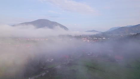 Volando-A-Través-De-Las-Nubes-En-Altas-Montañas-Al-Amanecer-En-La-Ciudad-De-Oxapampa,-Perú