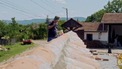 El-Constructor-Enciende-Un-Cigarrillo-Y-Toma-Un-Descanso-Para-Fumar-En-La-Renovación-De-La-Pared.