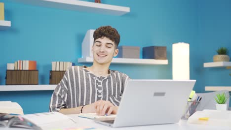 el estudiante está feliz y emocionado.