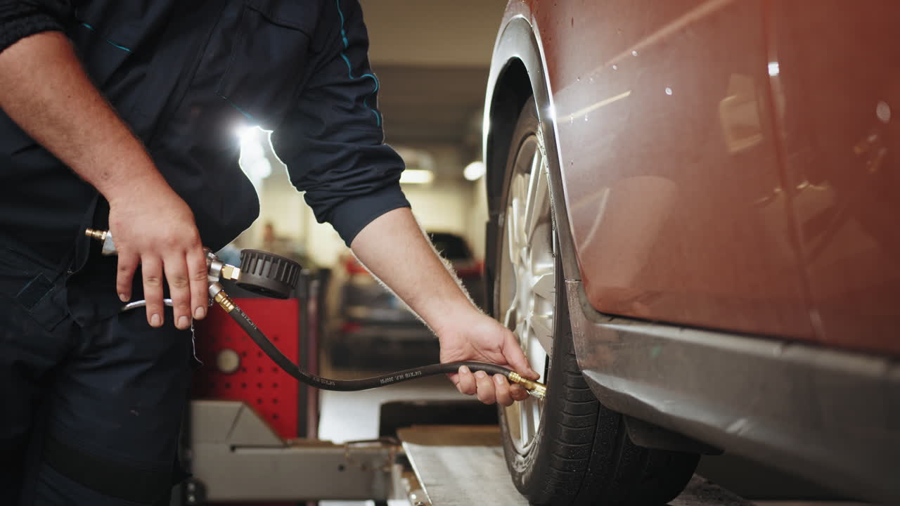 mecánico inflando un neumático de coche