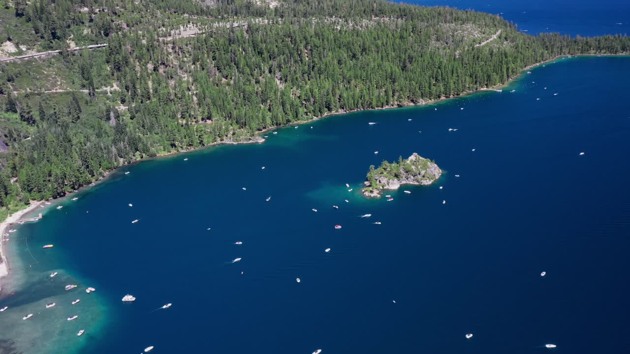 Panorama aereo delle serene acque blu del Lago Tahoe con barche a vela nelle montagne della Sierra Nevada, California USA