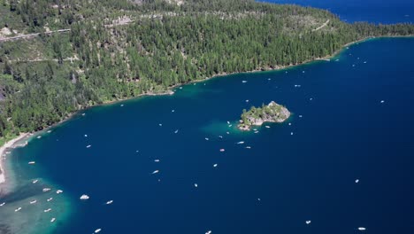panorama aéreo del agua azul serena del lago tahoe con veleros en las montañas de sierra nevada, california, ee.uu.