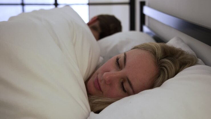 Pareja acostada en la cama