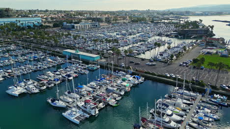 King-Harbor-Yacht-Club-Mit-Vielen-Schiffen-An-Liegeplätzen,-Redondo-Beach