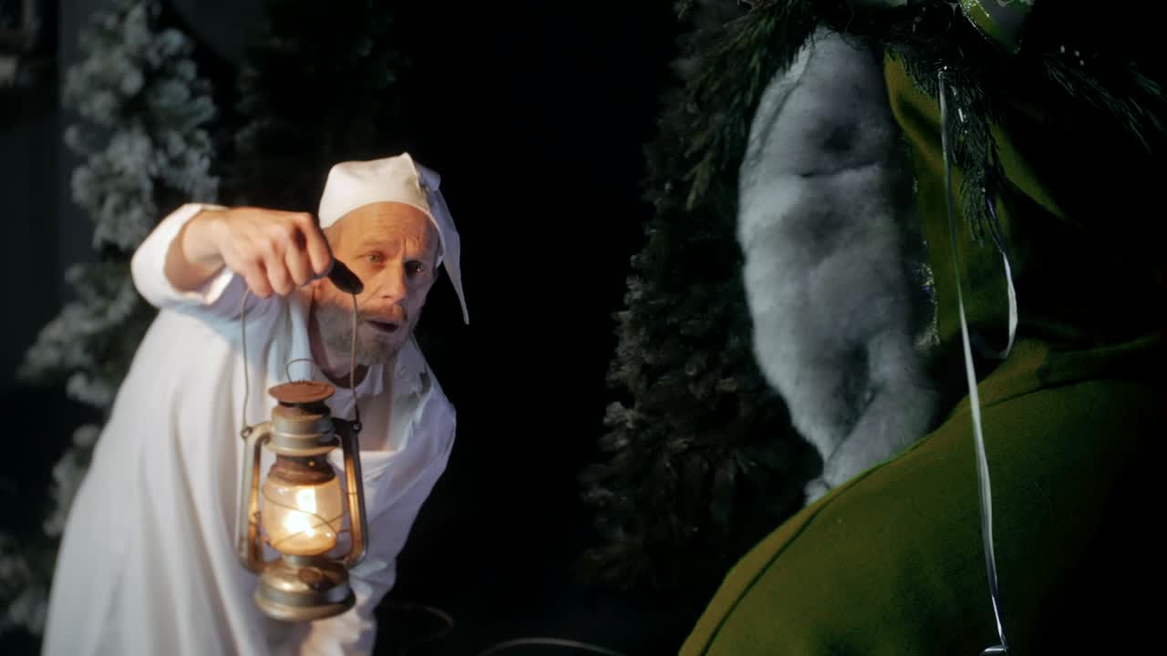 에베니저 스크루지는 찰스 디킨스의 크리스마스 캐럴에 크리스마스 유령이 찾아옵니다.