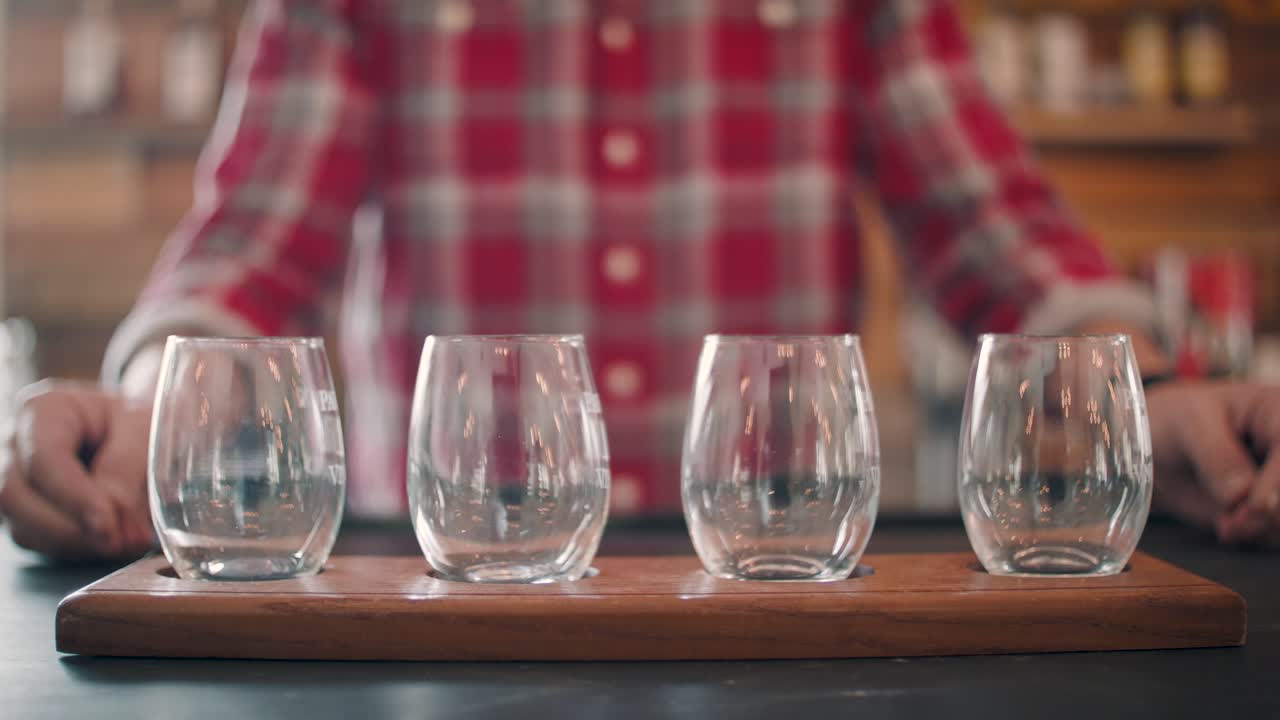이 놀라운 4k 클립에서 빈 와인잔 비행이 카메라에 표시됩니다.