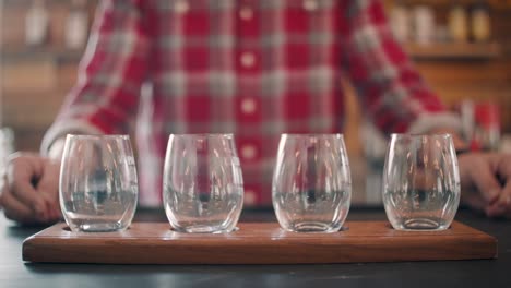 un vuelo de copas de vino vacías se presenta a la cámara en este impresionante clip de 4k