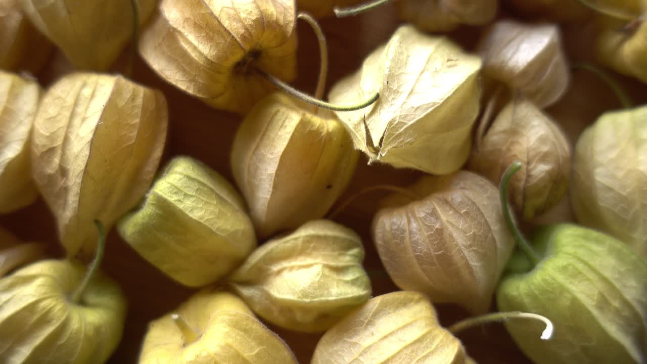 bayas de physalis dulces en la mesa