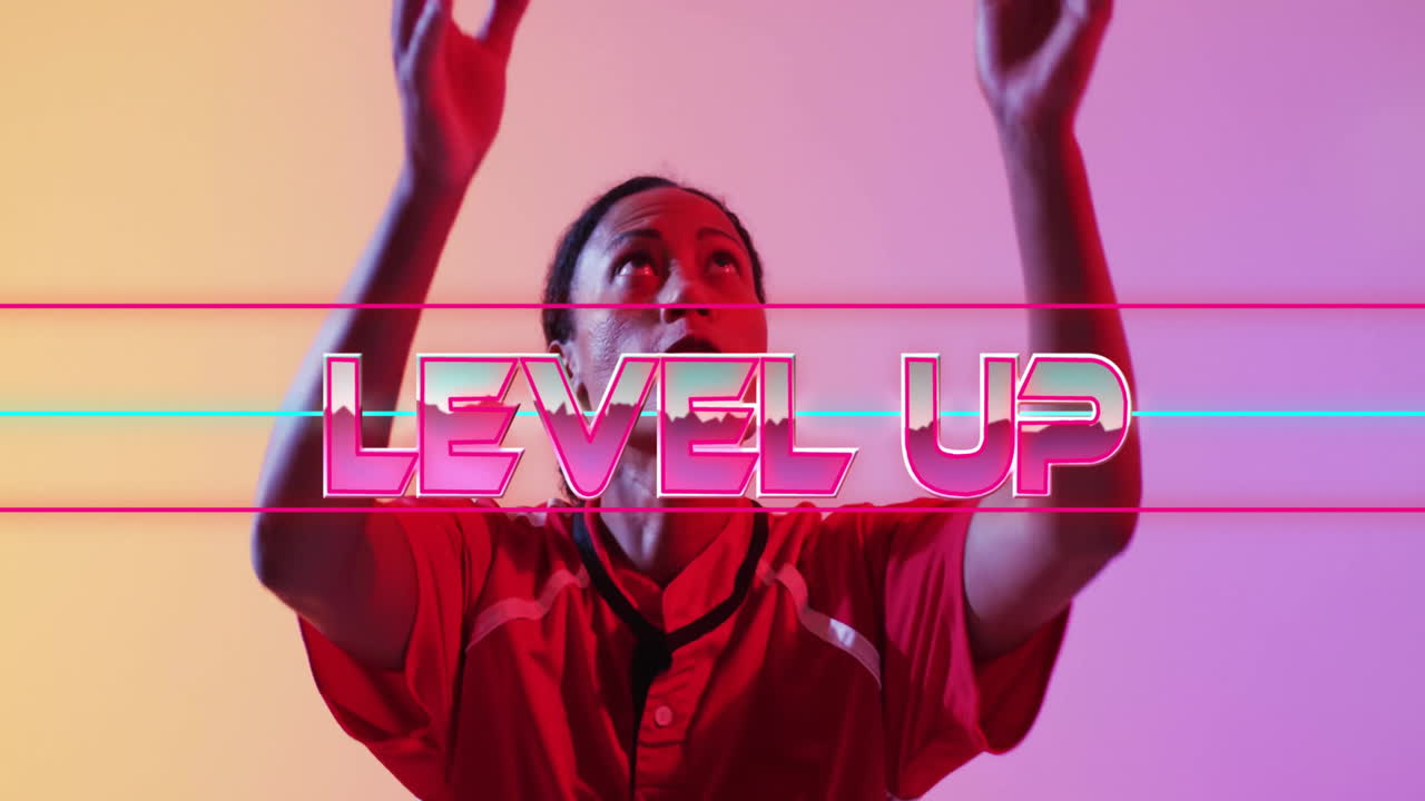 nivel de animación de texto sobre la persona en camisa roja con las manos levantadas