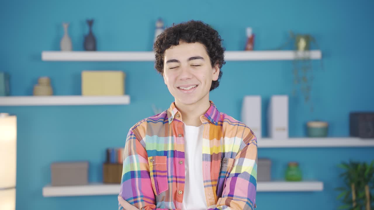 el chico gracioso es lindo para la cámara.