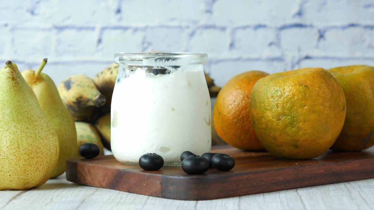 desayuno saludable con yogur, frutas y bayas