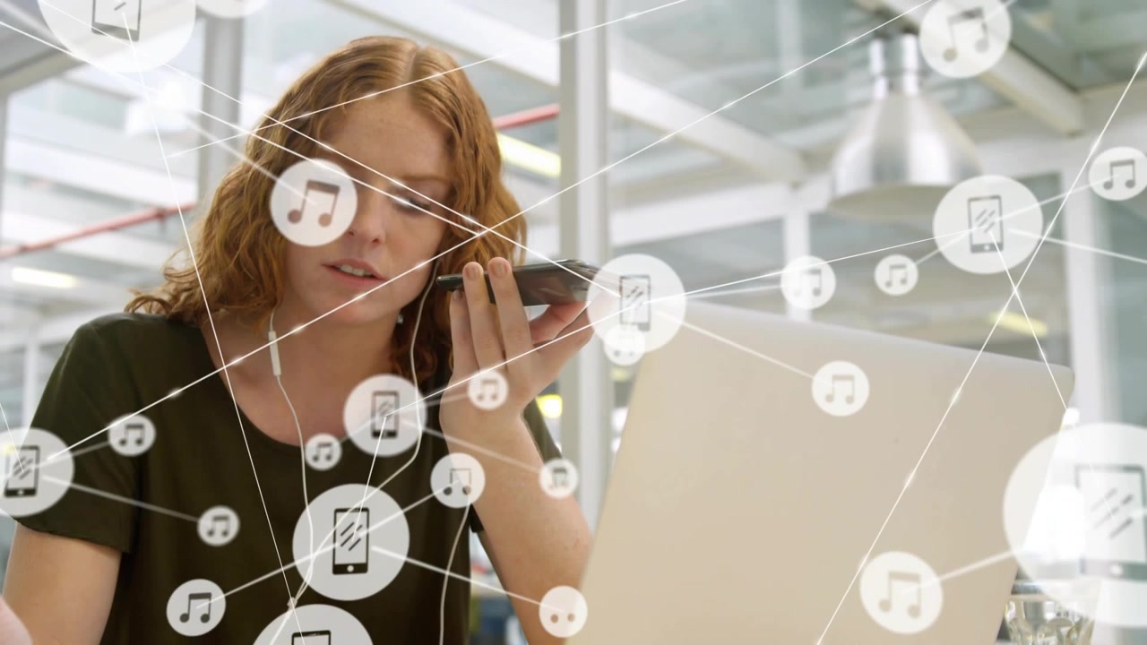 Vrouw zit op kantoor, bedient telefoon, tikt en schakelt tussen telefoon en laptop, met netwerkactiviteit en iconen.