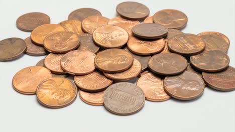 centavo estadounidense sobre un fondo blanco