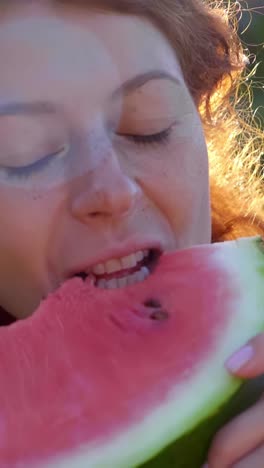 mujer comiendo sandía