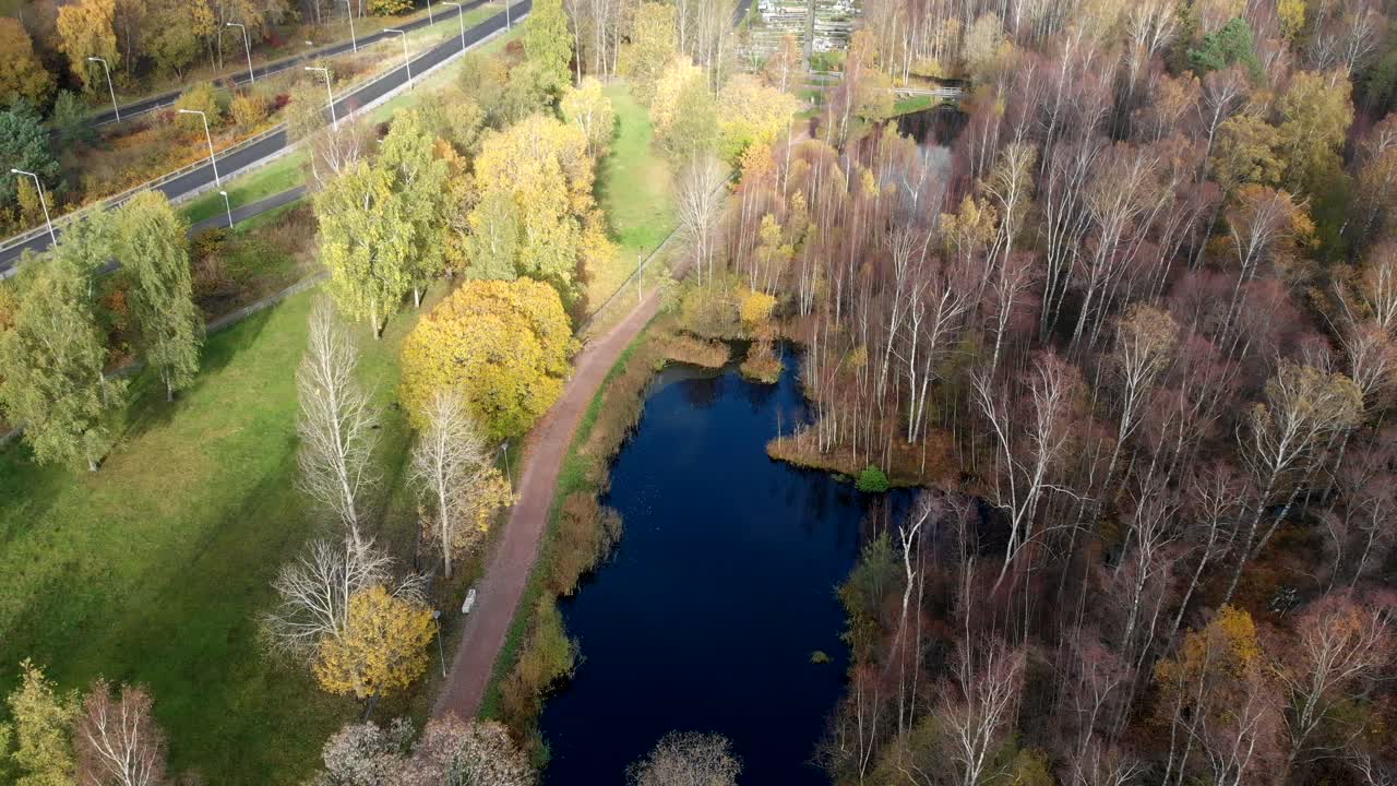 vista de arriba hacia abajo orbitando sobre el pintoresco lago en el parque gärdsås mosse, gotemburgo