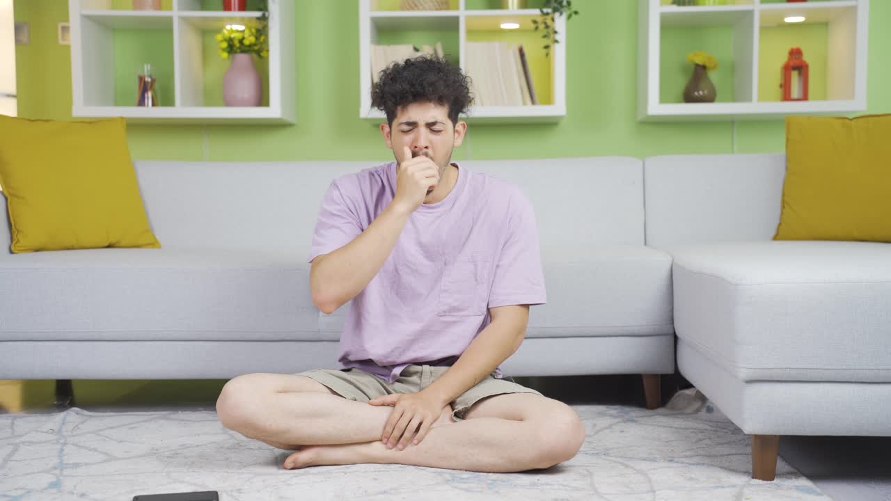 el hombre enfermo tose.