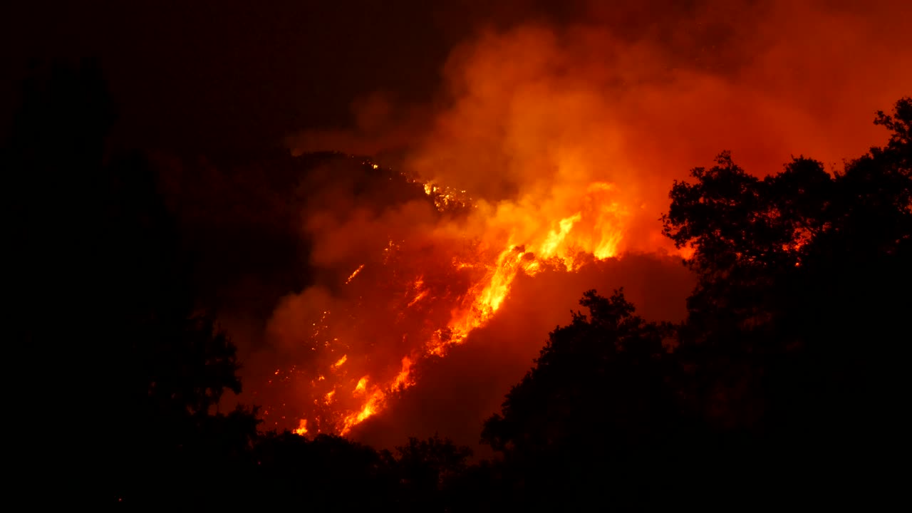 el fuego de thomas arde de noche en las colinas de ojai california 4