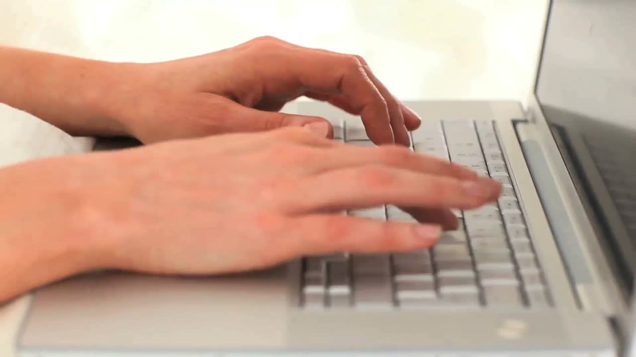 manos de mujeres escribiendo en una computadora