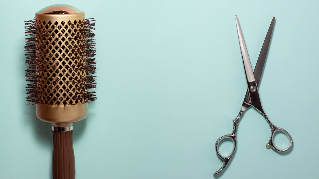 Professionelle Haarschneideschere und goldene Rundhaarbürste zum Stylen