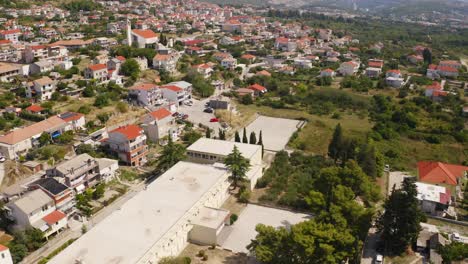 Eine-Schöne-Aussicht-Auf-Die-Kleine-Stadt