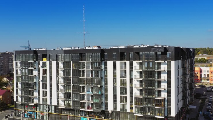 Área residencial moderna na cidade. Vista aérea de edifício de apartamentos contemporâneo com grandes janelas.