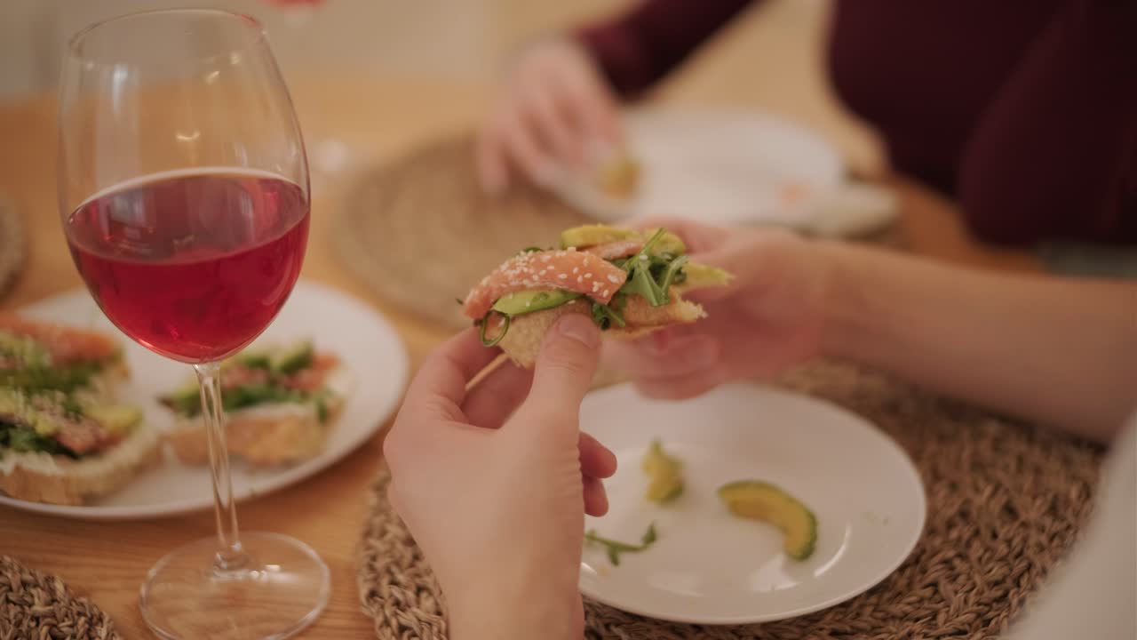 una pareja enamorada haciendo un sándwich en la cocina de la sala de estar