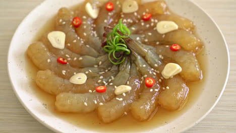 gambas en escabeche al estilo coreano o gambas en escabeche con salsa de soja coreana - estilo de comida asiática