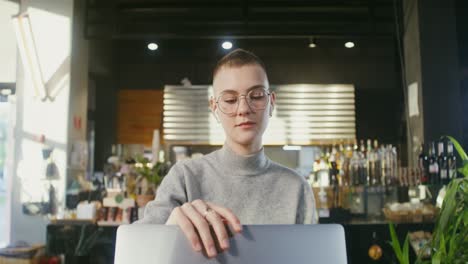 woman working on laptop in a cafe