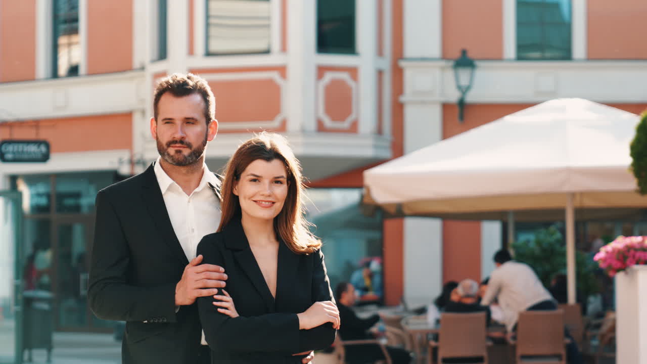 Coppia in abiti da lavoro fuori da un caffè