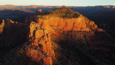 Goldener-Sonnenaufgang,-Der-Auf-Rotem-Sandsteinberg-In-Arizona-Scheint,-Luftdrohnenaufnahme