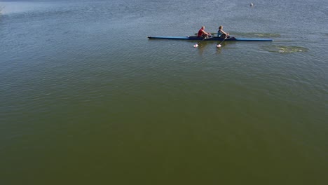 hombre y mujer caucásicos mayores en un barco de remo en un río