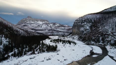 Landscape-of-the-snow-capped-Canadian-Rocky-Mountains-seen-from-above-in-a-cinematic-shot