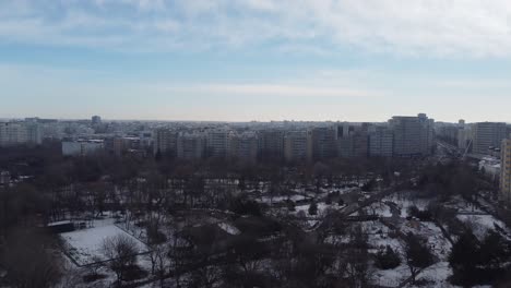 Toma-De-Establecimiento-De-Un-Barrio-Tranquilo-Y-Un-Parque-De-La-Ciudad