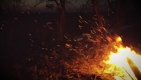 Lagerfeuer-In-Der-Nacht-Brennender-Müll-Und-Holz
