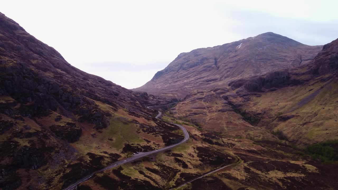 Una veduta aerea dall'alto dei Glens in Scozia con una leggera traiettoria verso sinistra