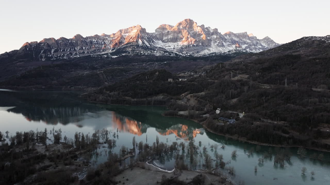 El amanecer sobre el lago de la montaña