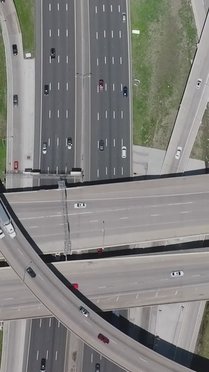 Pemandangan jalan raya dan jalan di pusat kota Dallas, Texas dari atas