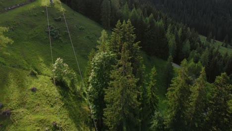 Vuelo-A-Lo-Largo-De-Los-Cables-Del-Stock-Almhütte-Lofer,-Teleférico