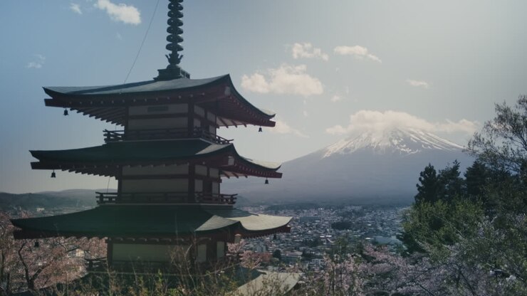 Vista del Monte Fuji da una pagoda in Giappone
