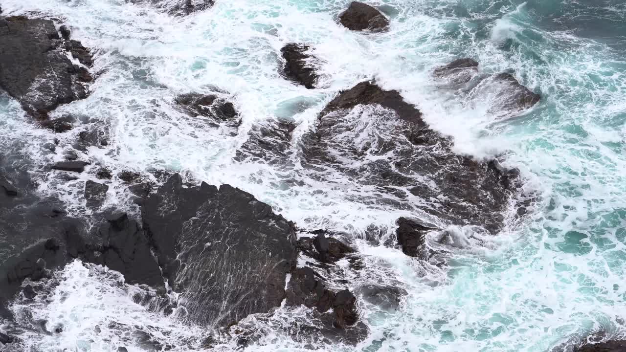 Filmato di bellissime onde blu dell'oceano che si infrangono sulla costa rocciosa a Loch Ard Gorge, 12 Apostles Coast and Hinterland, Port Campbell.