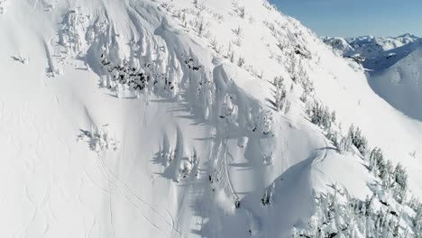 Skifahrer-Skifahren-Auf-Einem-Schneebedeckten-Berg-4k